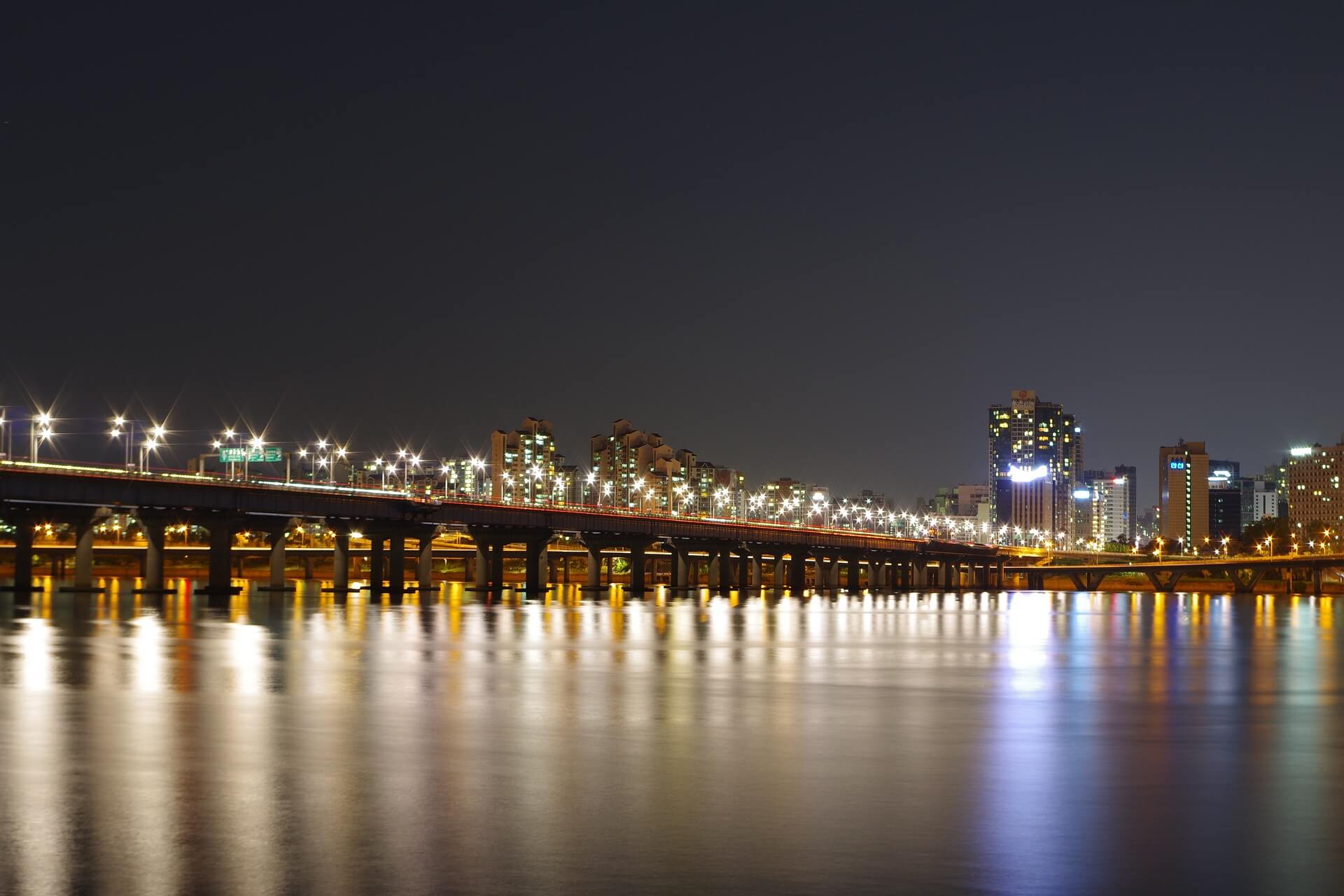 han-river-night-view-Seoul,-South-Korea