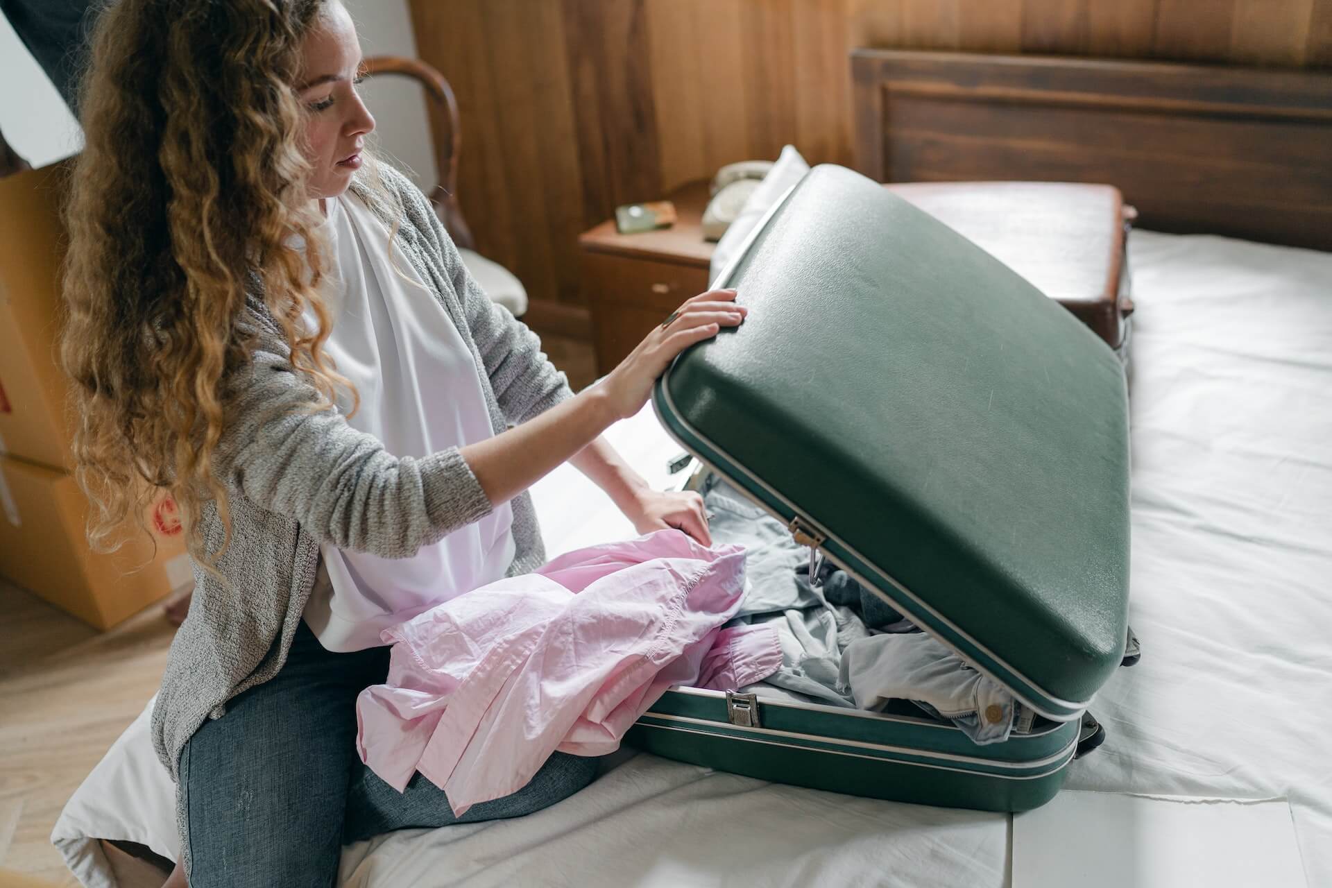 A woman packing her suitcase to go and see tourist attractions in Hong Kong