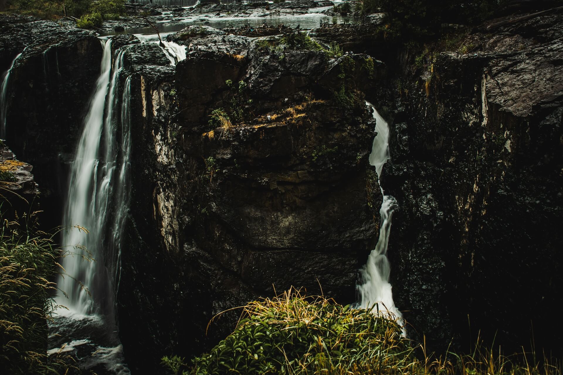 The rocks and the water at the Great Falls Park